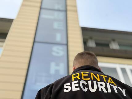 Ein Securityunternehmen sorgt im Kreishaus in Nienburg für Sicherheit.