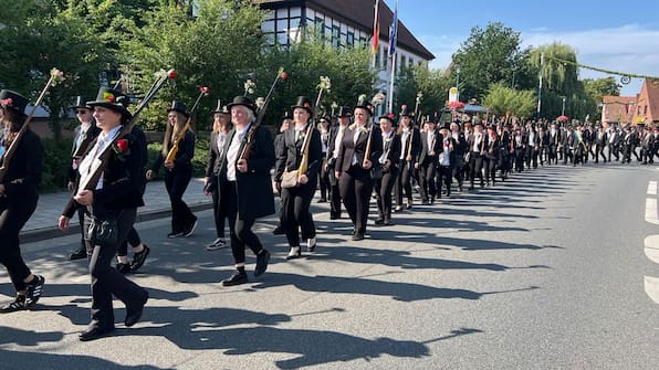 Der große Ausmarsch am Montag ist einer der Höhepunkte des Festes, bevor das neue Königshaus feststeht.