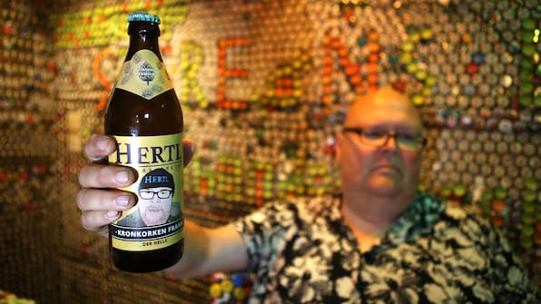 Der Nienburger Frank Zeidler alias Kronkorken-Frank hat sein eigenes Bier bekommen. Sebastian Stüben