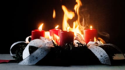 Passiert schneller, als man denkt: Damit nur die Kerzen brennen, nicht aber der ganze Adventskranz, sollte man auf ein paar Dinge achten.