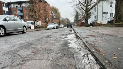 Dieser Abschnitt der Rühmkorffstraße, an dem das DRK-Altenzentrum (links) und die Volkshochschule (rechts) liegen, soll 2026 saniert werden.