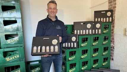 Christian Gohla zeigt im Lager die Restbestände des "Gardebräus"; Noch gibt es Kisten und auch "Männerhandtaschen".