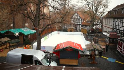 Die Eisbahn steht in diesem Jahr wieder mitten auf dem Kirchplatz zwischen Kirche und Rathaus.
