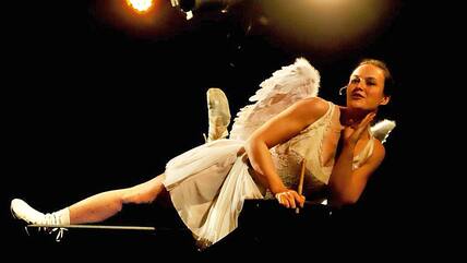 Auch Seiltänzerin Louisa Wruck ist Bestandteil des Krippenspiels.