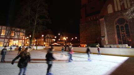 Damals war es noch eine echte Eisbahn, heute ist sie aus Kunststoff: Die Attraktion des Adventszaubers stand schon einmal mehrere Jahre zwischen Kirche und Rathaus.