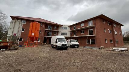 Die Fassadenarbeiten sind beendet. "Tante Enso" wird ins Erdgeschoss des rechten Gebäudeteils ziehen.